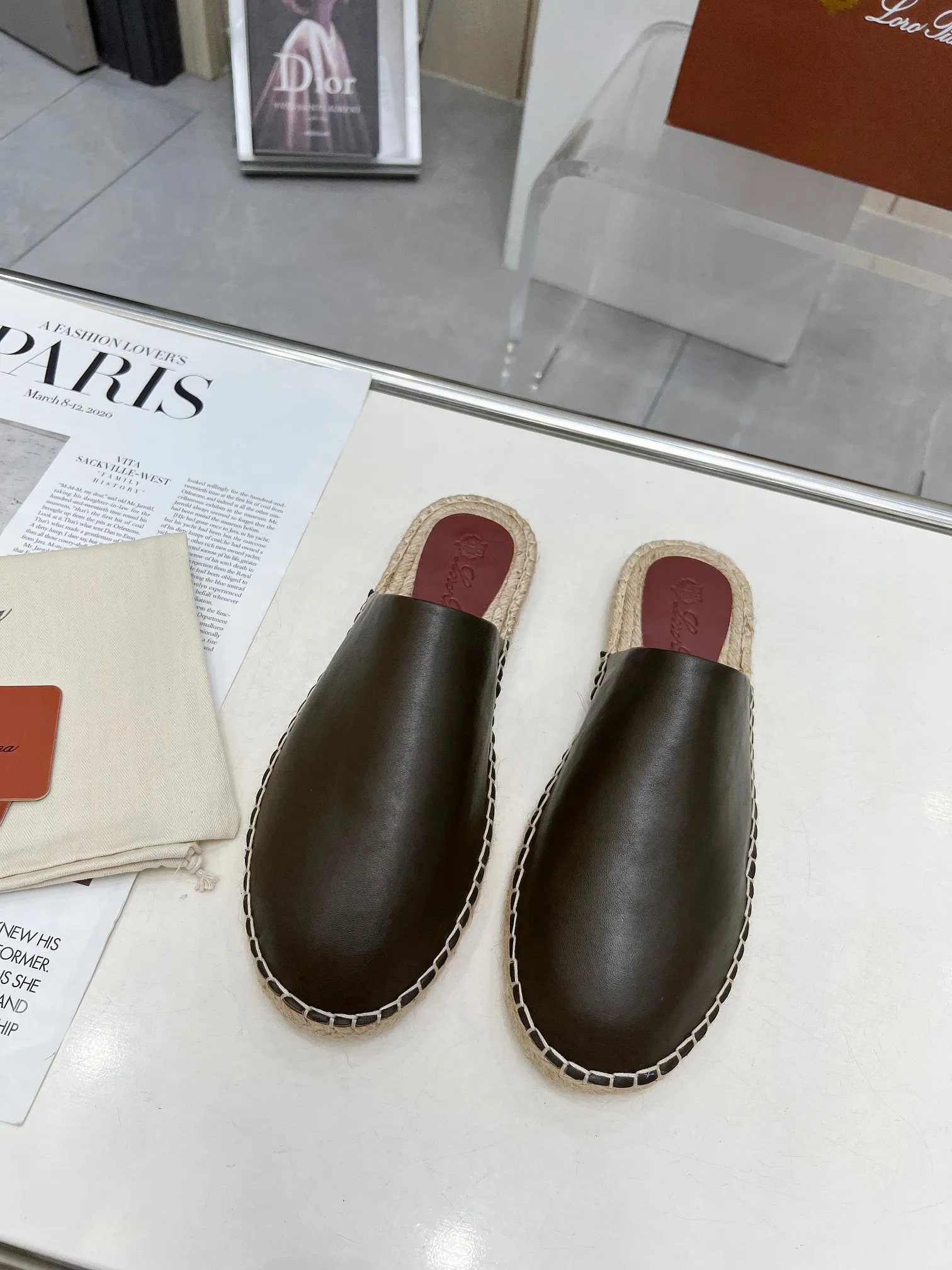 Men's men's shoes 💰520 🧚‍♂️.Loro Piana*👉Top genuine high-end fisherman's shoes and half-drag style👉Buy the original 1:1 copy💯💯💯 Founded the existing Loro Piana company on April 24, 1924. It is now the sixth generation of family business, providing high-quality products to customers who are discerning about taste and quality. ❤️Imported calfskin fabric. The lining is made of A-grade sweat-absorbent and breathable lining. 💯💯💯 Purely handmade. 💯Authentic packaging. Original one-to-one molded outsole. The favorite sandals of Middle Eastern tycoons. Code number: 39-46.